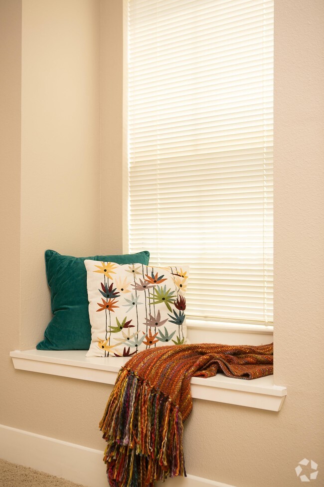 Lovely Window Seat - Haverhill Place (Free: Wifi, Cable, & Water)
