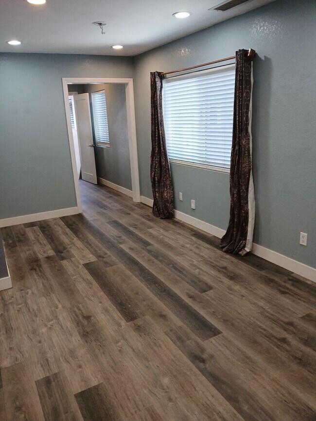 Building Photo - 560