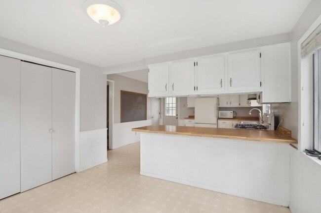 Building Photo - Charming 3-Bedroom Home for Rent in Lake M...