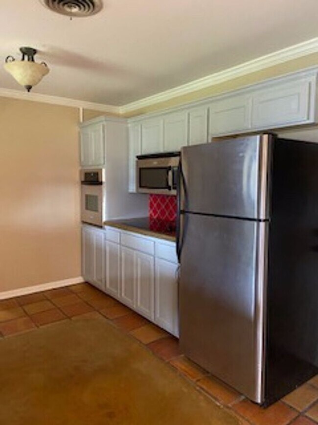 Building Photo - 2250 Greenbriar Drive