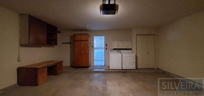 Building Photo - Cozy 2 bedroom 2 Bath home near Stowell and Broadway!