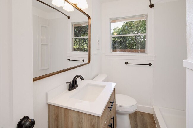 Building Photo - IMMEDIATE MOVE IN!  Cute 2 Bedroom Home wi...