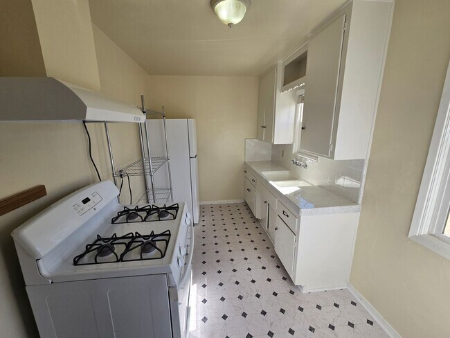 Building Photo - 588 1/2 McIntosh St