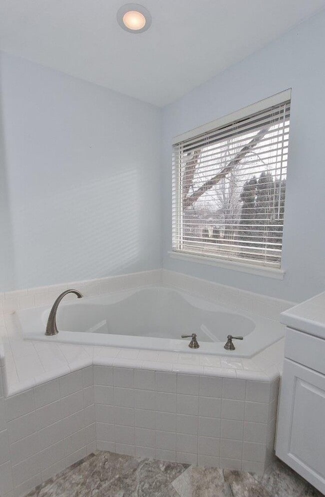 Building Photo - Elegant Home in Hobble Creek!