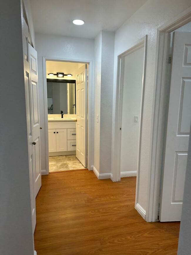 Building Photo - Stunning 3 Bed 3 Bath Duplex in Placentia with Open Floor Plan and Vaulted Ceilings.