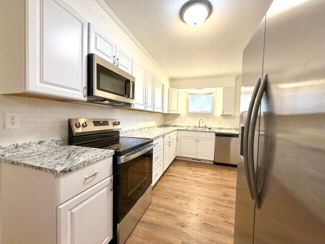 Building Photo - 887 Elwood Dr