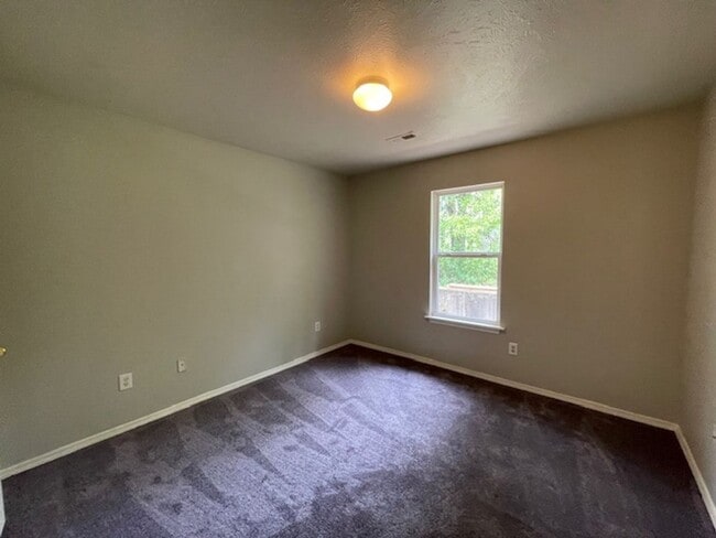 Building Photo - 3 Bedroom Home in Merriam Woods!