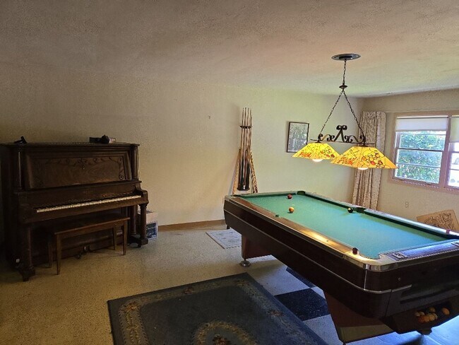 Building Photo - Spacious 4-bedroom family home features ga...