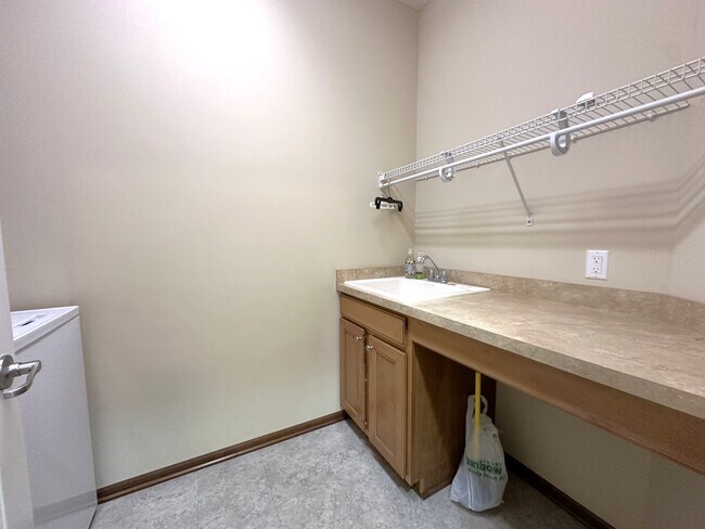 Building Photo - 6218 Shadyview Ln N