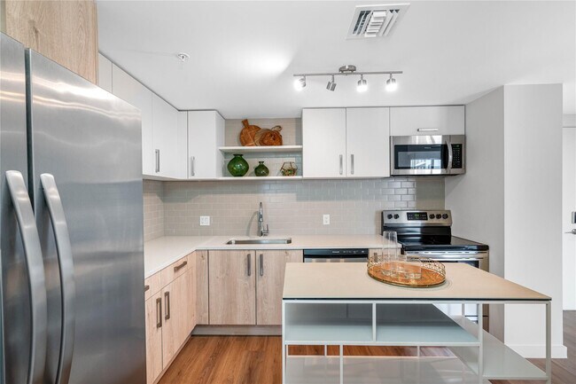 Building Photo - 200 NE 1st Ave