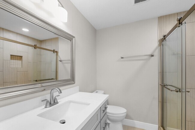 Building Photo - 2201 Fountain View Dr