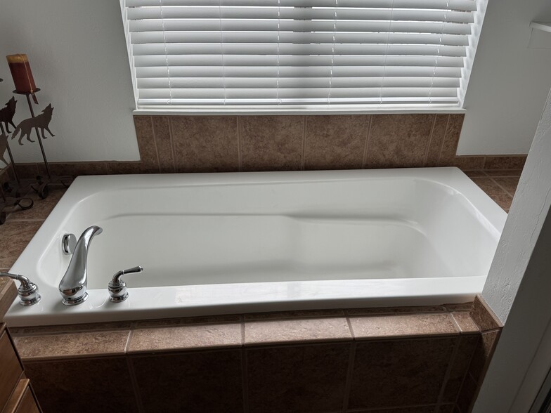 Soaker tub - 68 N Fawn Pl