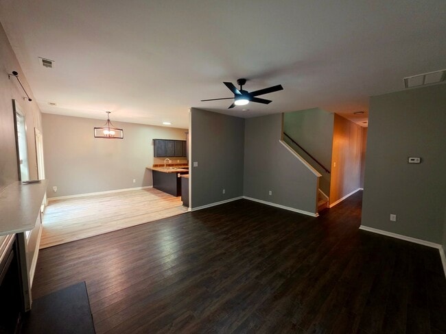 Building Photo - 3 BR 2.5 BA Hunters Creek