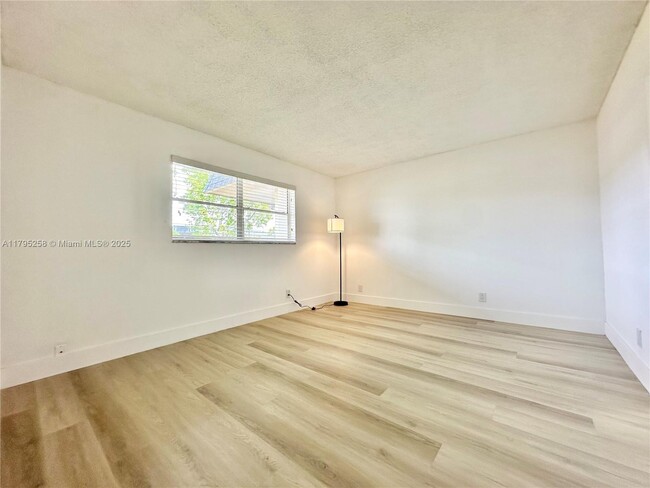 Building Photo - 8051 S Colony Cir