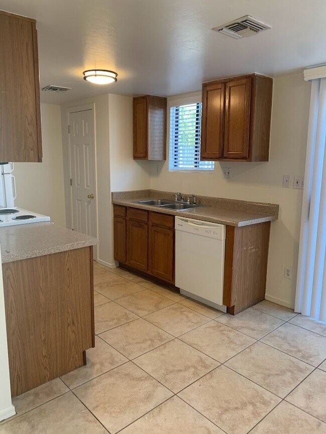 Building Photo - 9108 E Esperanza Dr