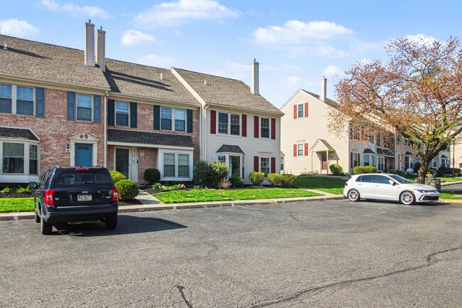 Building Photo - Beautiful Spacious Townhome
