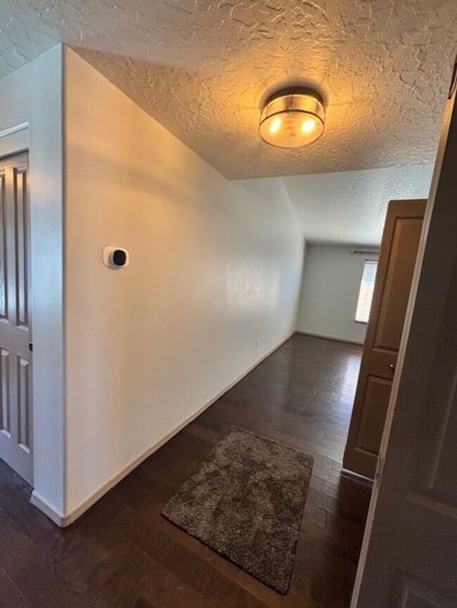 Building Photo - Mountain Views- La Pine