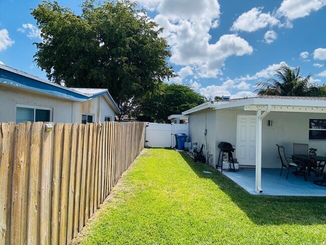 Building Photo - 4640 NE 5th Ave