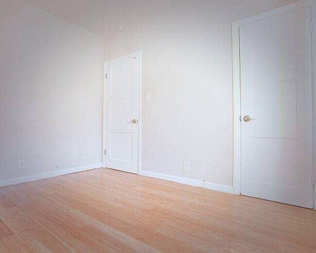 Building Photo - This upstairs 2 bed / 1 bath apartment in Echo Park is now available - Includes private parking a...