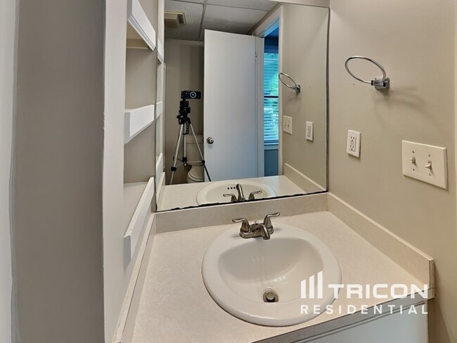 Building Photo - 5070 Ravenwood Dr