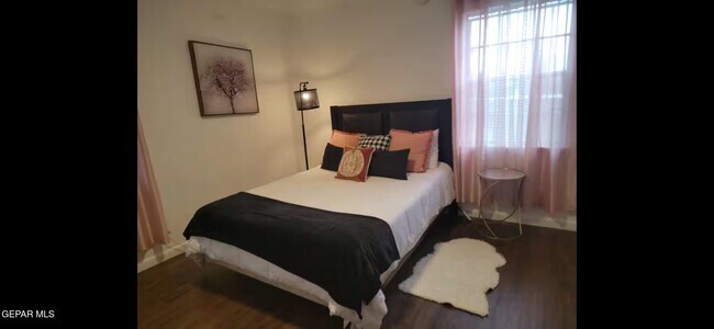 Building Photo - 350 Thunderbird Dr