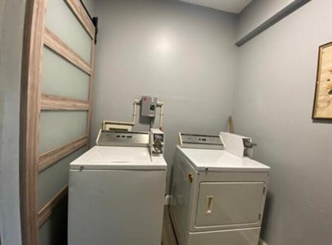 Building Photo - 1529 Landon Ave