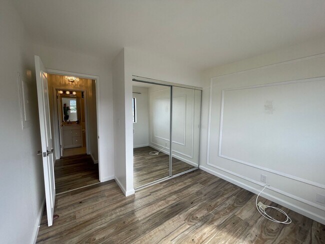 Building Photo - Beautiful 2 bedroom, 2 bath townhome