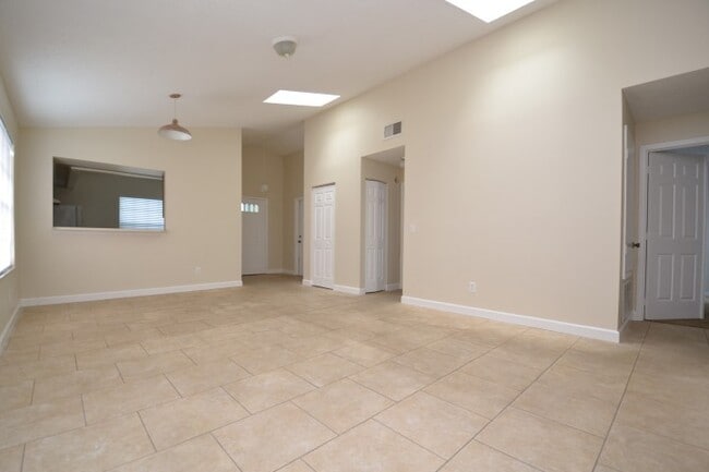 Building Photo - Cute 3 BR/2 BR Home  ~ Community Pool ~ Fe...