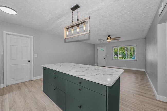 Building Photo - 839 13th Ave SW