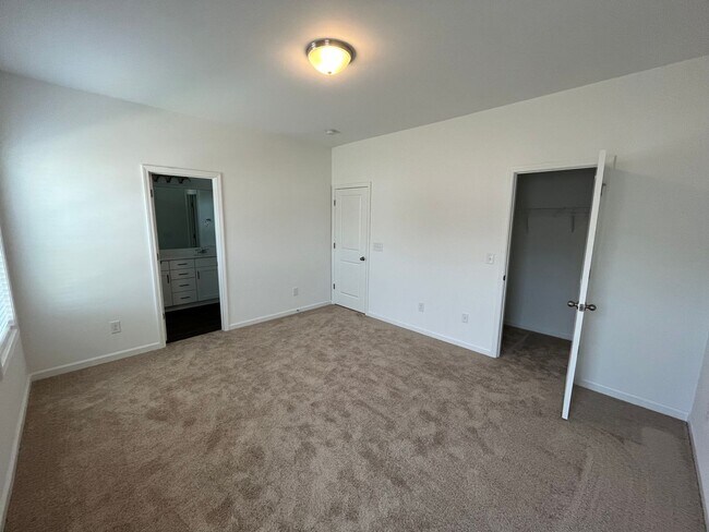 Building Photo - Stunning 3BD, 2.5BA Raleigh Townhome With ...