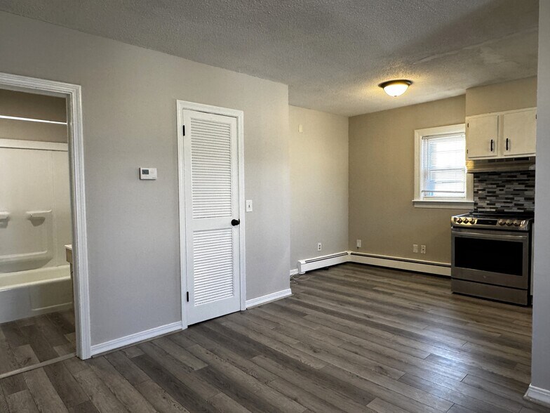 Building Photo - 66 Hamlet Ave