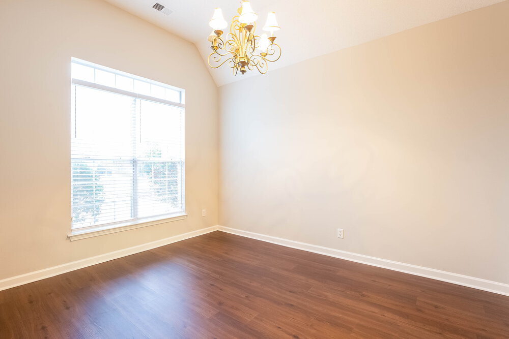 Building Photo - 735 Classic Dr S