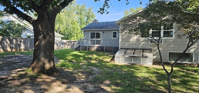 Building Photo - 884 E Greenway Ct