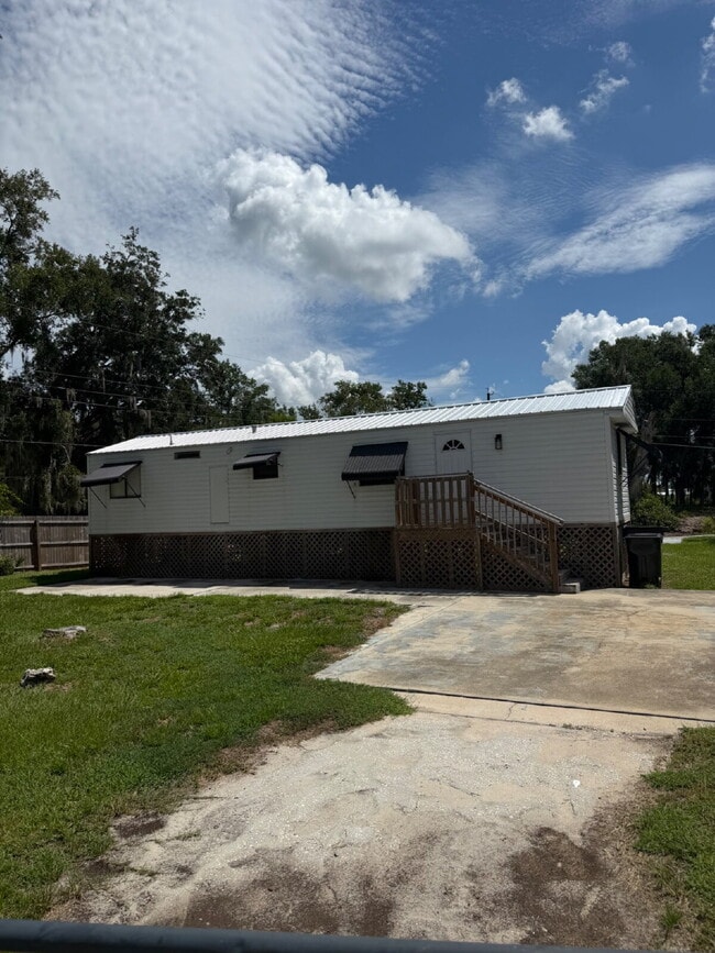 Building Photo - Remodeled Lakefront 2 Bedroom 2 Bath mobile home