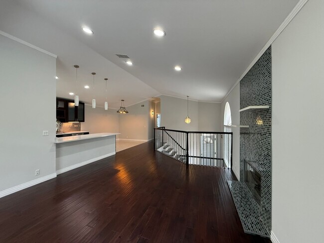 Building Photo - 3 bed, 2 1/2 bath Townhome located in Chat...