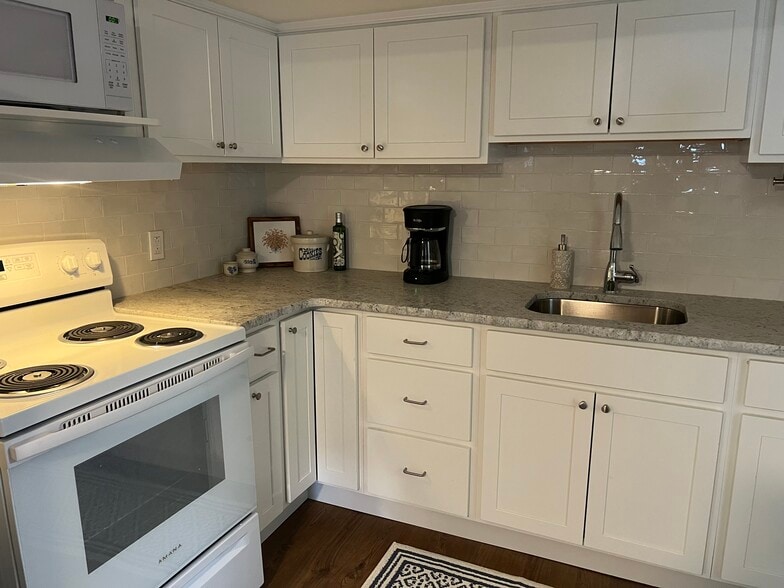 Kitchen - 104 W Hembree St
