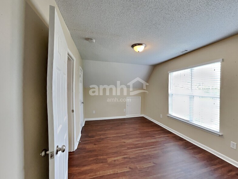 Building Photo - 140 Tennyson Ct
