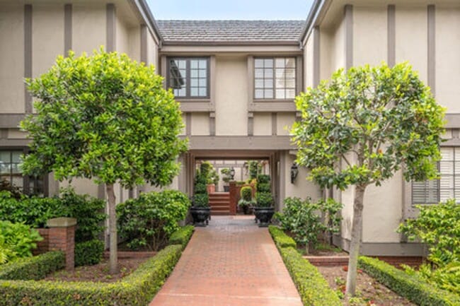 Building Photo - 1 Bed Condo in the Heart of Carmel-by-The-...