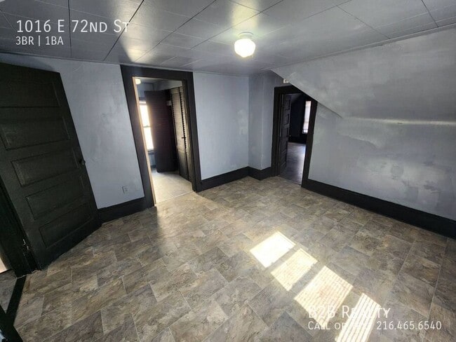 Building Photo - 1016 E 72nd St