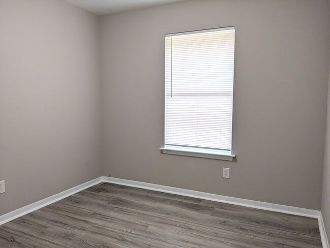 Building Photo - August 2026 Move In! Remodeled 3 Bed, 2 Ba...