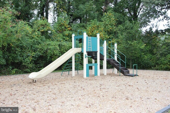 Building Photo - 325 Hersden Ln