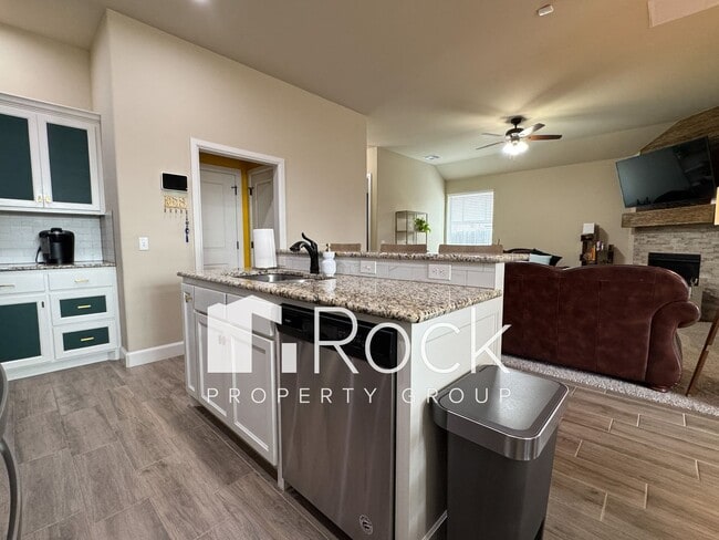 Building Photo - Beautiful 3 Bedroom Home with Study in Westmoore Area of OKC