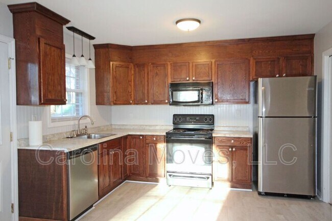 Building Photo - 16 Ashwood Ave