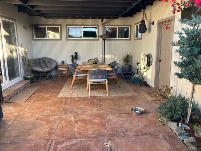 Building Photo - 705 Center Ct