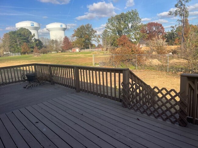 Building Photo - 2 Bedroom Duplex Rogers!