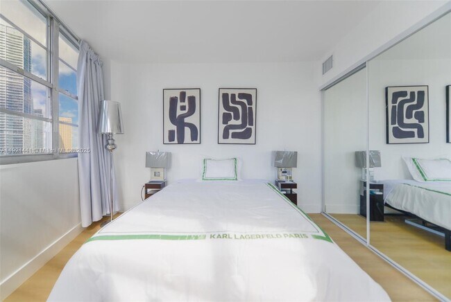 Building Photo - 801 Brickell Bay Dr