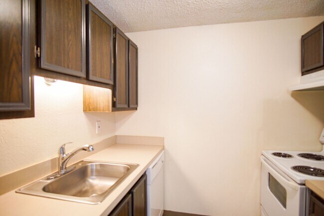 Building Photo - 2nd Floor 2 Bedroom with Parking, Dishwasher, & Pet-Friendly!