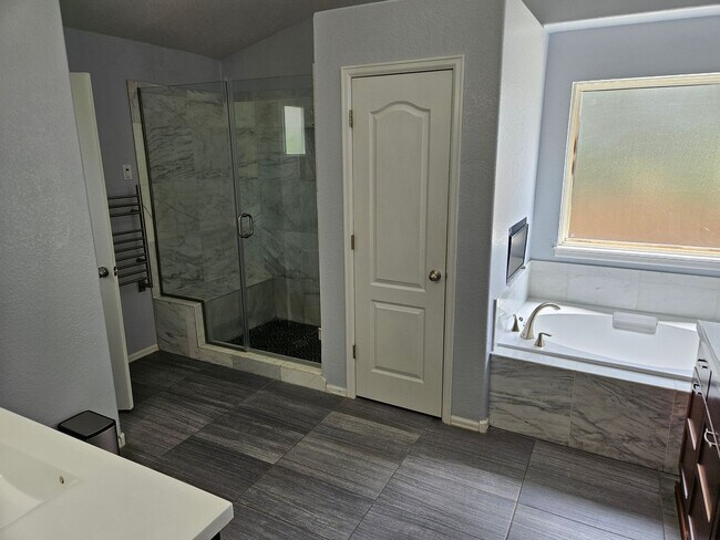 Building Photo - Castle Pines Fabulous 5 Bedroom Oasis Avai...