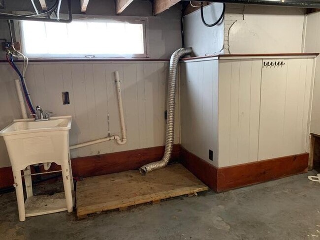 Building Photo - Gorgeous 4 bedroom 2 bath house with one s...
