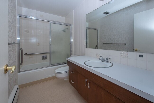 Building Photo - 2023